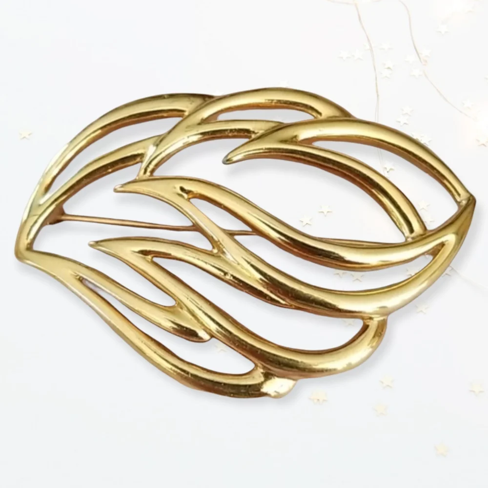 Vintage Signed MONET Goldtone Leaf Design Brooch Pin